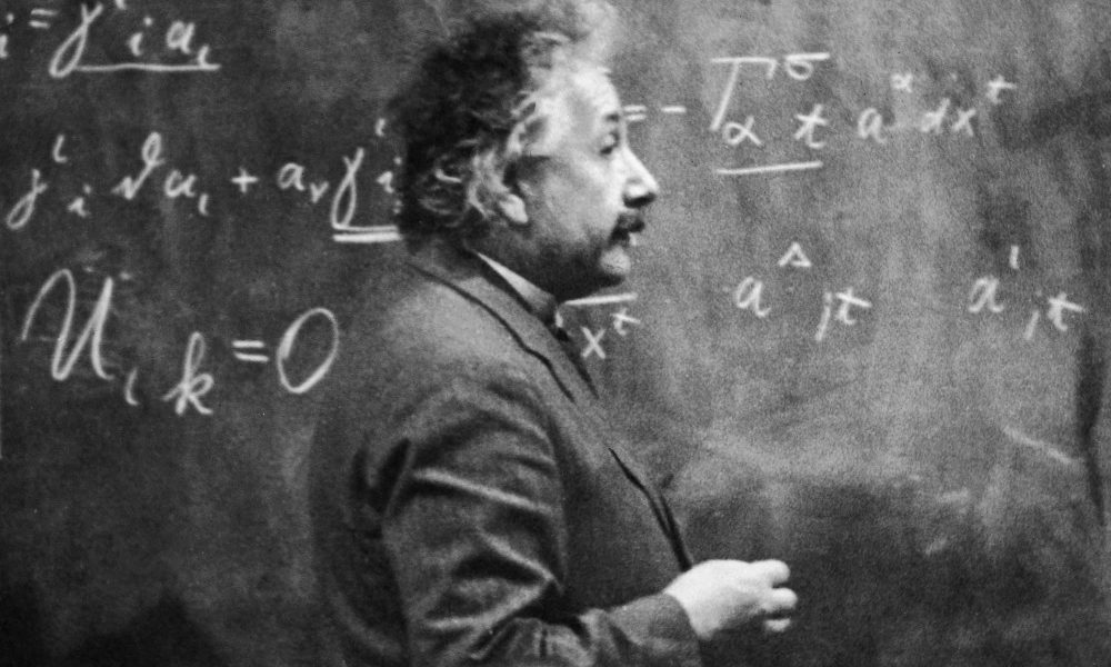 پروفسور آلبرت اینشتین در جلوی تخته سیاه