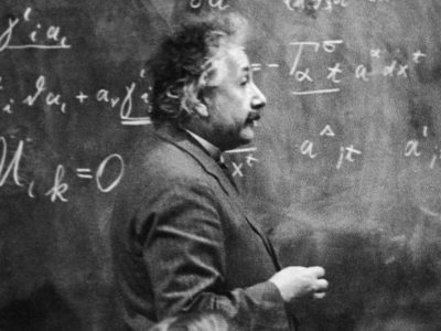 پروفسور آلبرت اینشتین در جلوی تخته سیاه