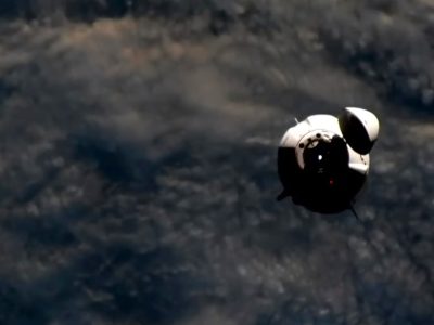 فضاپیمای دراگون پیش از اتصال به ایستگاه فضایی در مأموریت اکسیوم 2